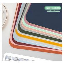 Cargar imagen en el visor de la galería, Alfombrilla Mousepad De Cuero Impermeable Reversible 80x40 Color Negro/rojo