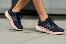 Cargar imagen en el visor de la galería, Zapatillas Running Mujer New Balance W860q13 Multicolor Negro Lisa 36.5
